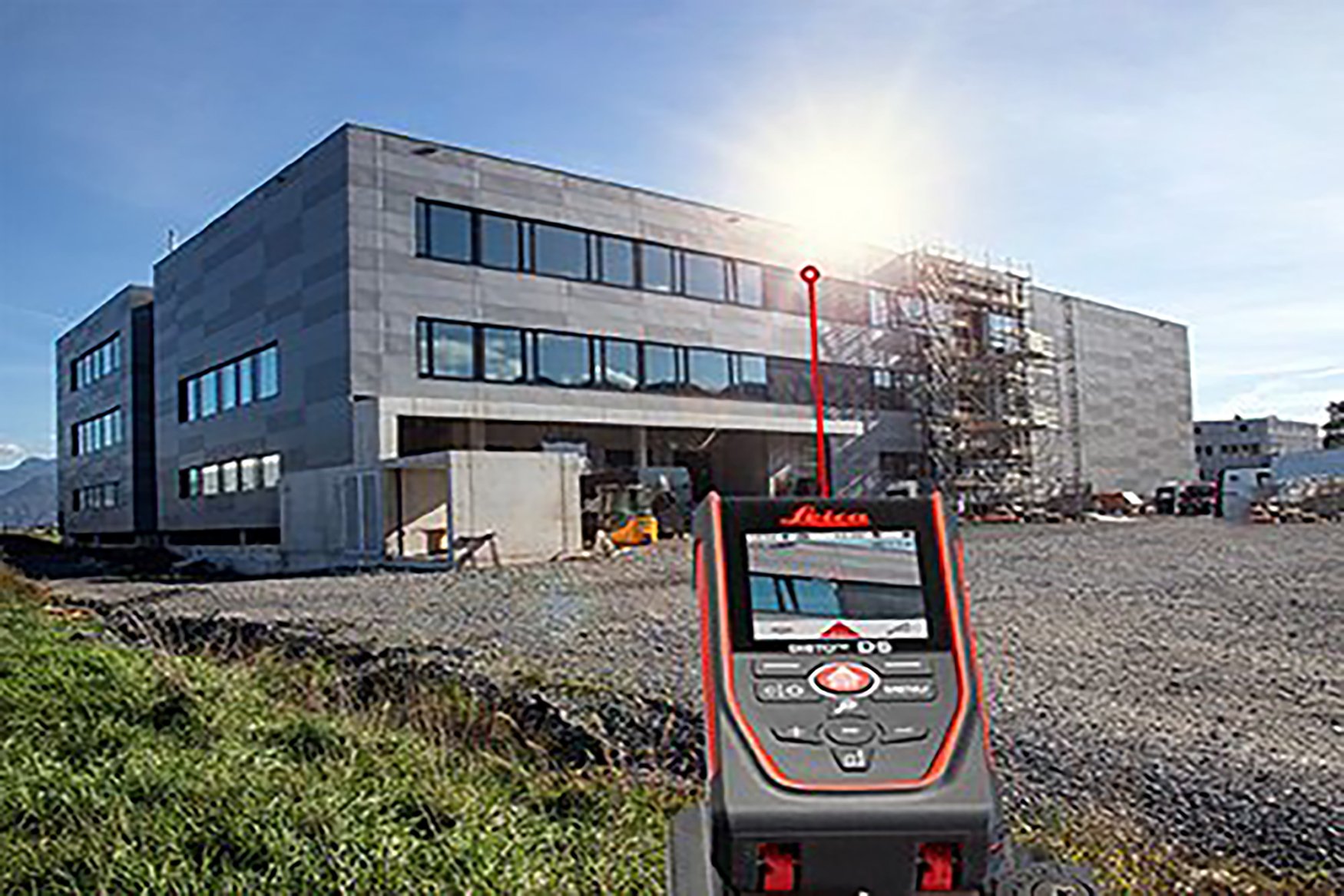 The top edge of a building is targeted with the Leica DISTO D5. The target appears in the Pointfinder display of the laser measure.