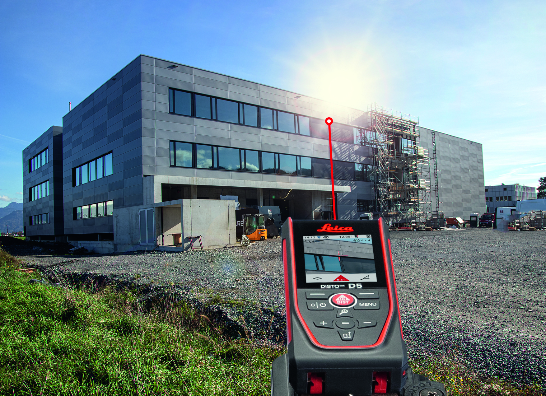 The top edge of a building is targeted with the Leica DISTO D5. The target appears in the Pointfinder display of the laser measure.
